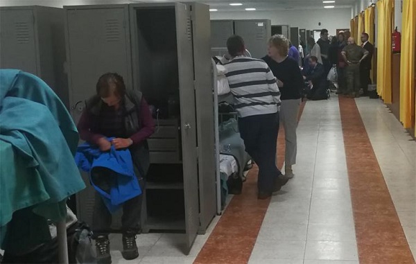 Turistas acogidos en el acuartelamiento