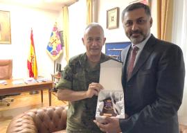El general y el presidente en la visita al CGE El general y el presidente en la visita al CGE