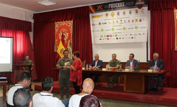 Entrega del donativo en la presentación de FudeNaS