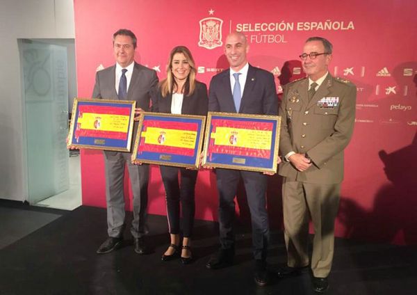 El TG. y las autoridades con las Banderas