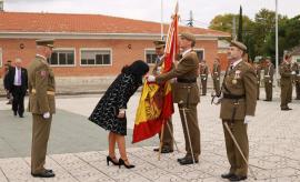 Una jurando besa la Bandera