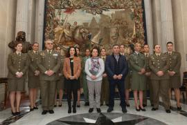 Grupo de mujeres del calendario con autoridades