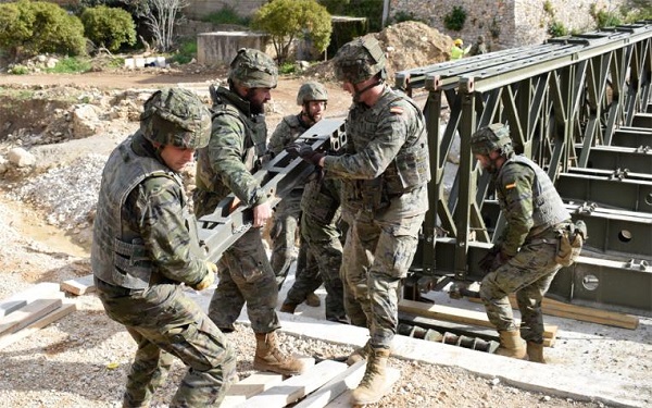 Los militares en el desmontaje del puente