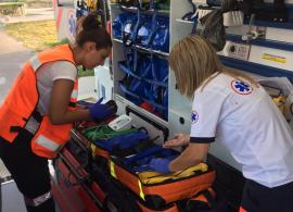 Una alumna comprueba la dotación de la ambulancia