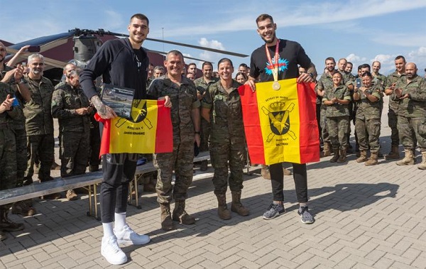 Los hermanos recibieron una Bandera de mochila Los hermanos recibieron una Bandera de mochila