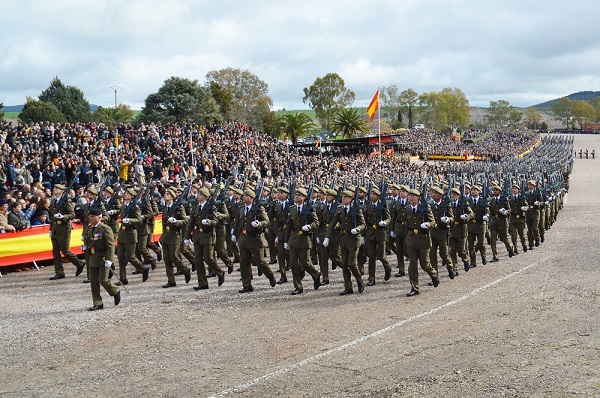 Desfile de los alumnos en el CEFOT de Cáceres
