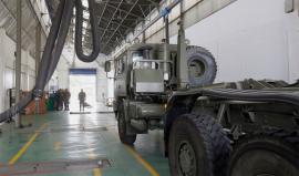 Vehículo militar en taller logístico 