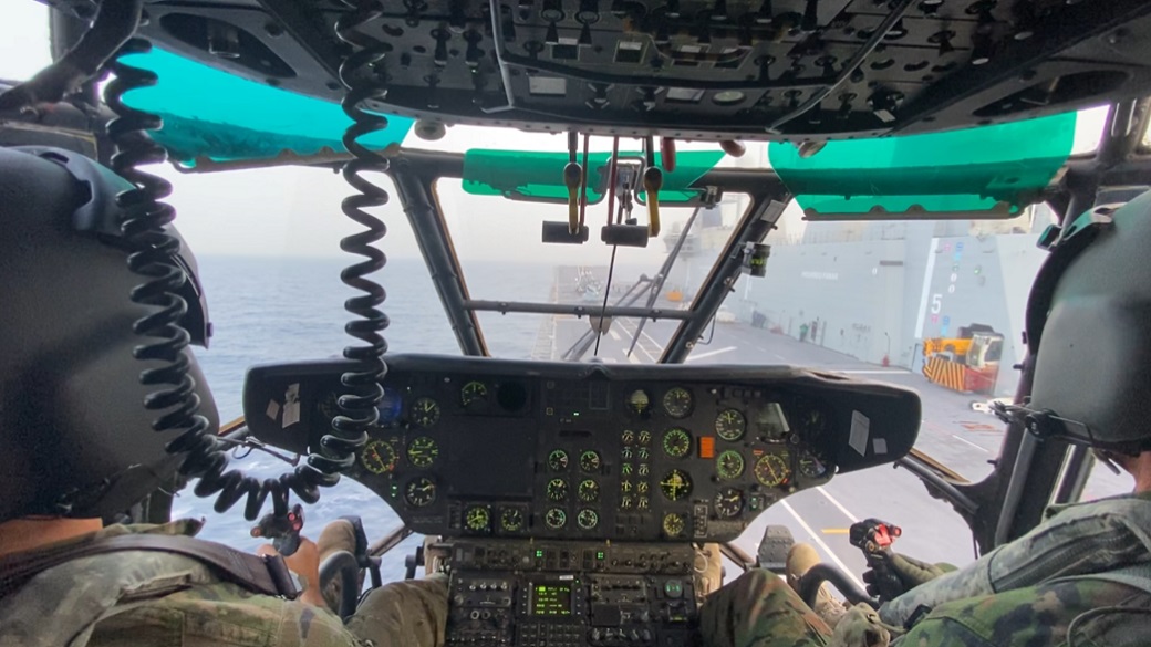 Toma de helicóptero en el Juan Carlos I
