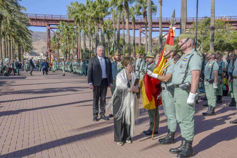 El JEME preside una Jura de Bandera para personal civil en Almería