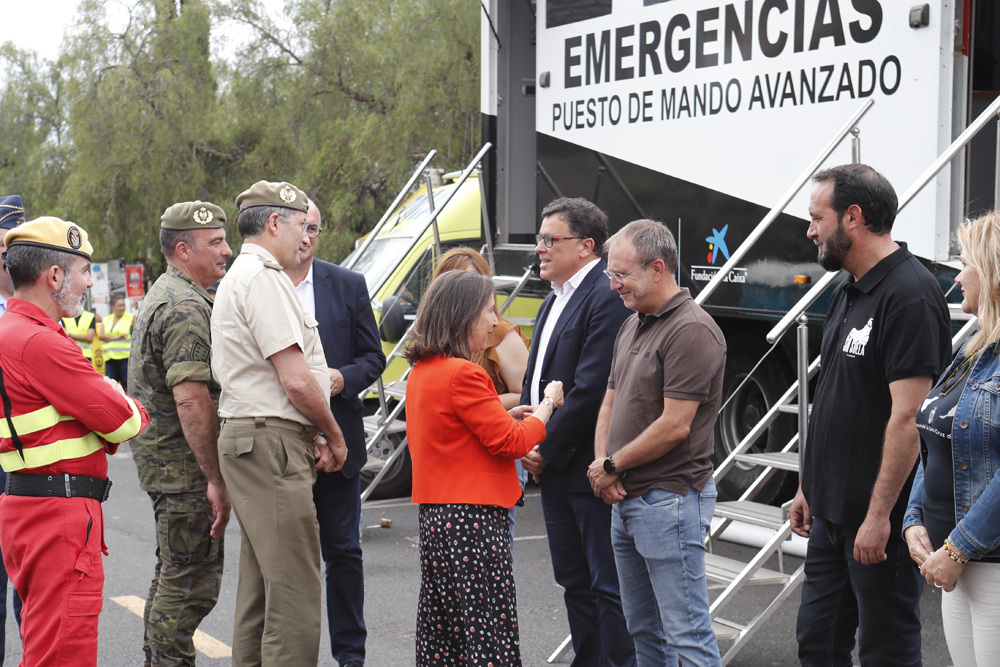 La ministra y el JEME visitan el operativo que participa en la extinción del incendio de La Palma