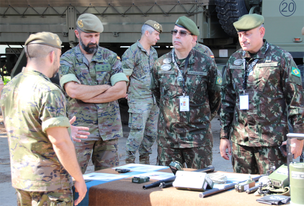 En la visita se realizó una exposición de material