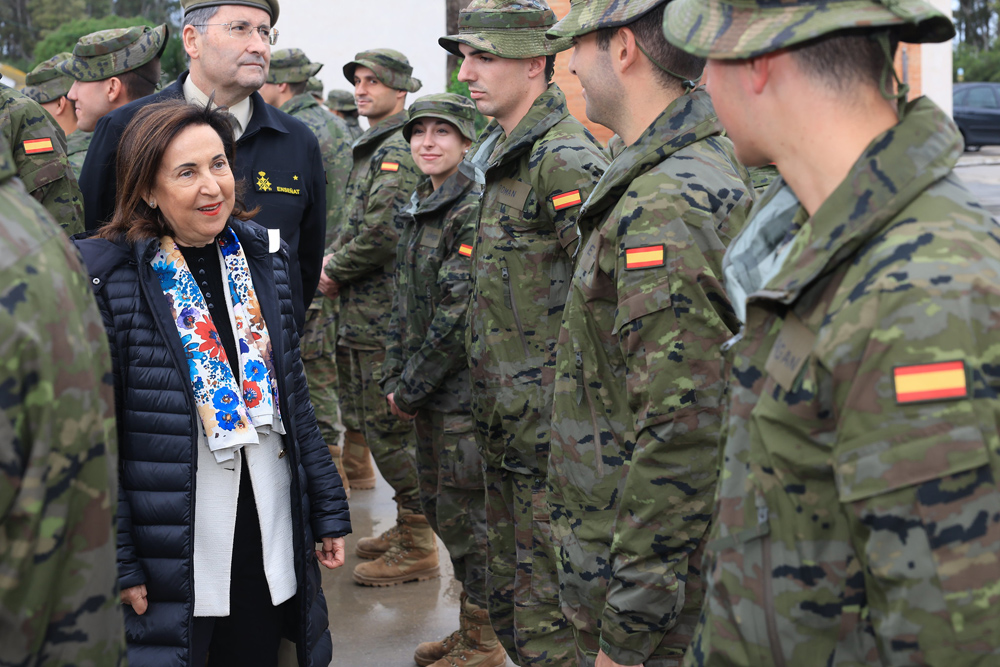 La ministra de Defensa y el JEME visitan a las unidades del acuartelamiento `Camposoto´