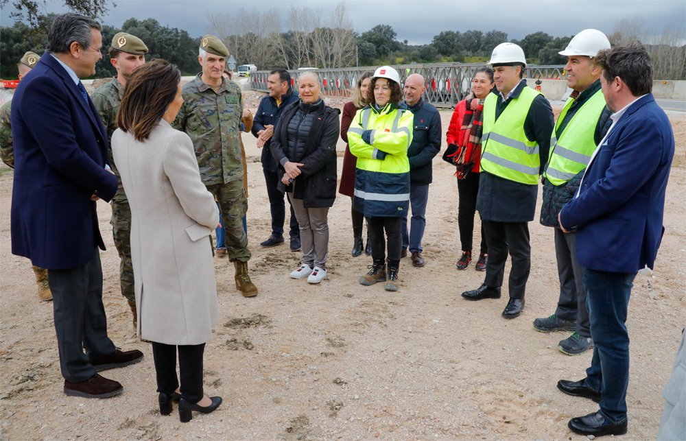 La ministra de Defensa elogia el trabajo realizado por los militares en el puente de Aldea del Fresno (Madrid)