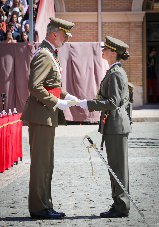 La Princesa de Asturias recibe el nombramiento de alférez de manos de Su Majestad el Rey