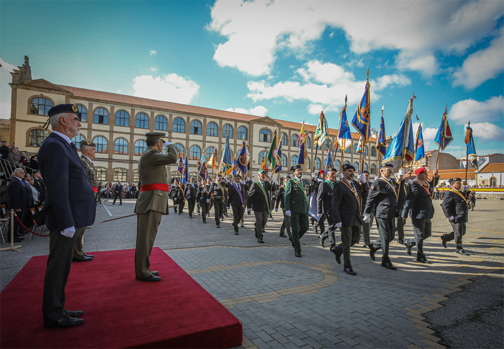 Desfile de la formación ante la presidencia