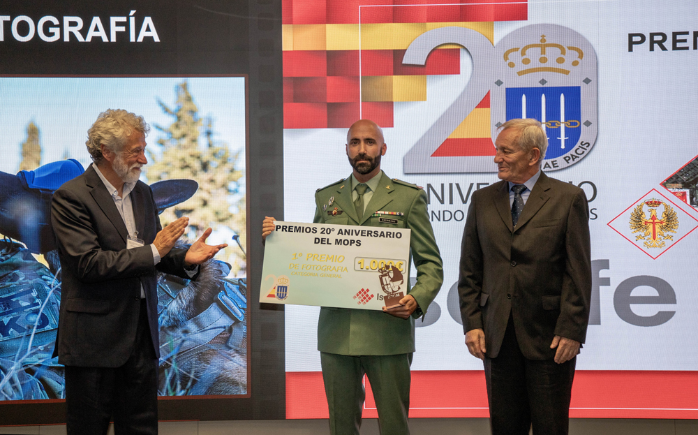 El cabo 1º Escribano en la recogida del premio 