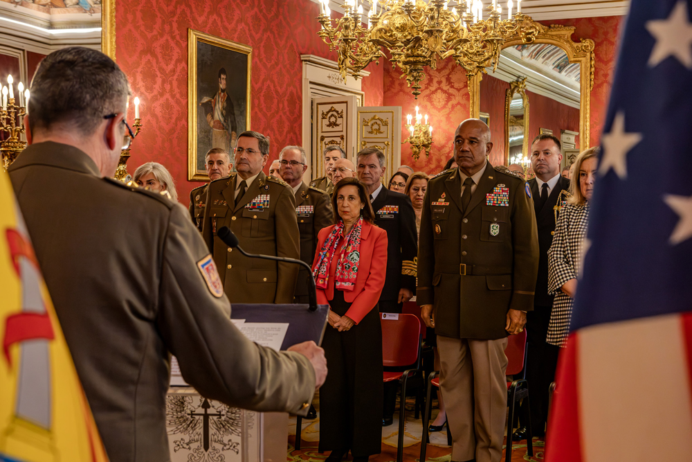 Lectura del acto de imposición de la condecoración 