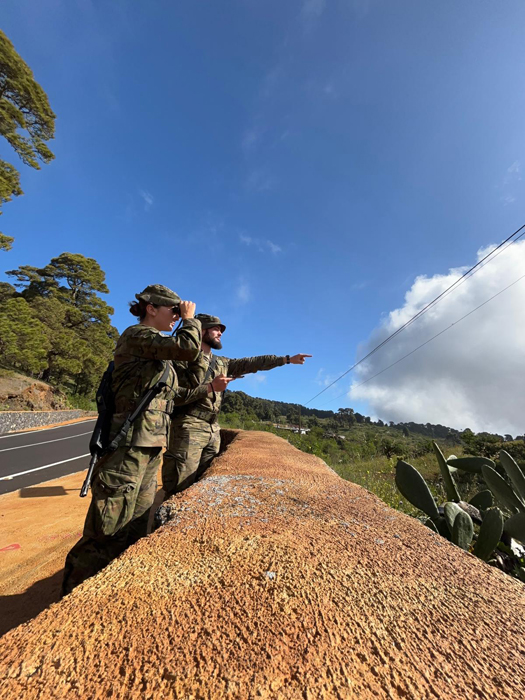 Militares realizando un reconocimiento