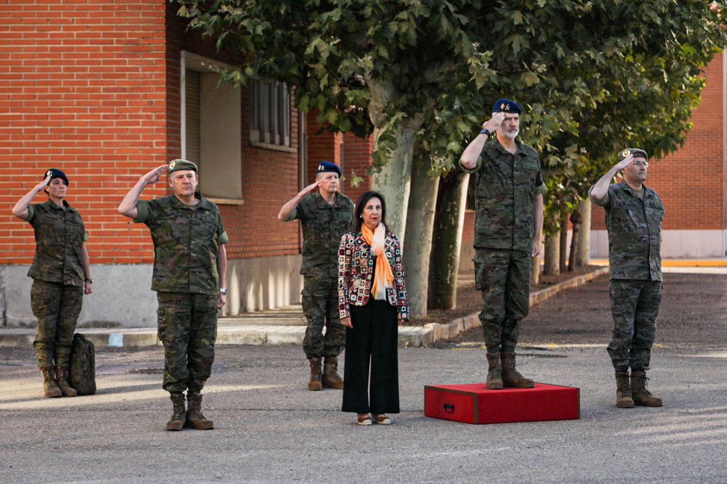 S.M. el Rey y la Ministra de Defensa en ACLOG 