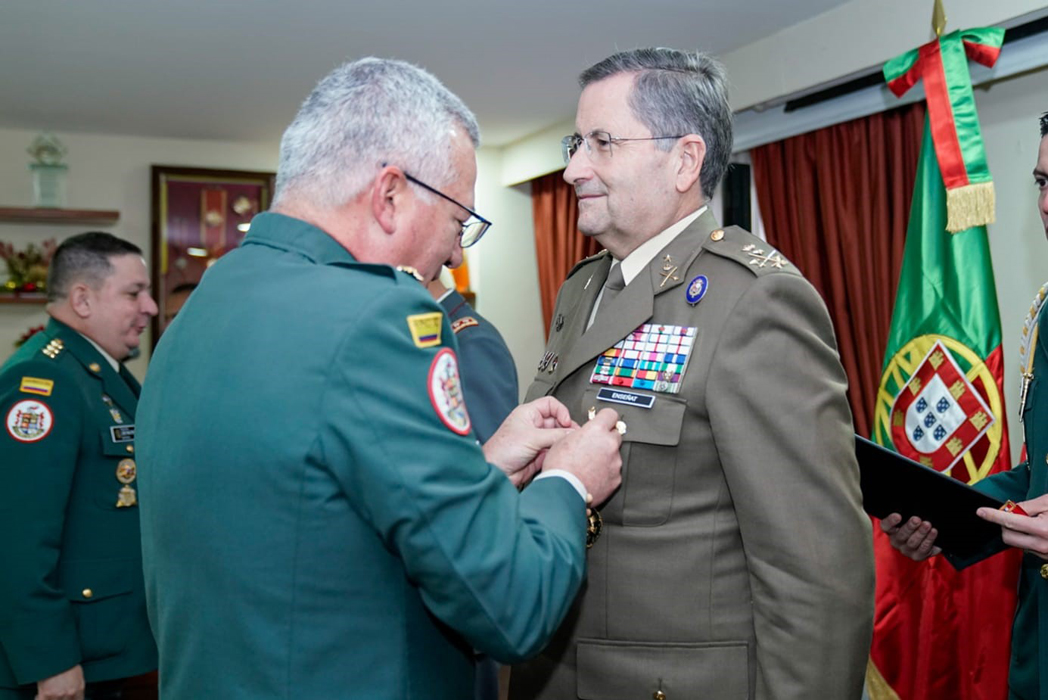 El JEME es condecorado 