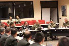 El 2&ordm; jefe del JFC Brunssum (tercero por la derecha), en una reunión de trabajo