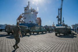 El traslado del material y los vehículos se realizó por vía marítima desde Almería