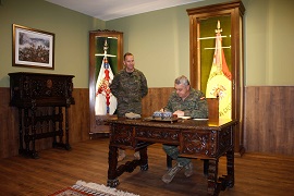 Firmando en en Libro de Honor de la Unidad