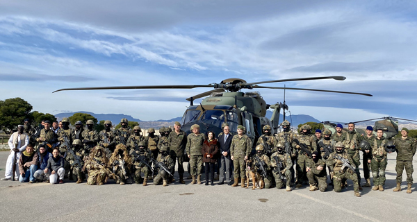 La ministra y el JEME en la foto de grupo