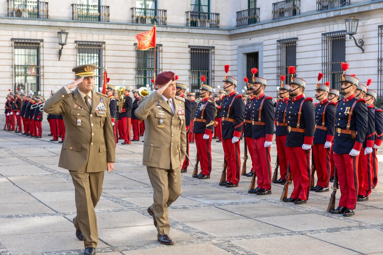 El JEME, general de ejército Amador Enseñat y Berea, recibide en el Palacio de Buenavista, al Generale di Corpo d'Armata Carmine Masiello