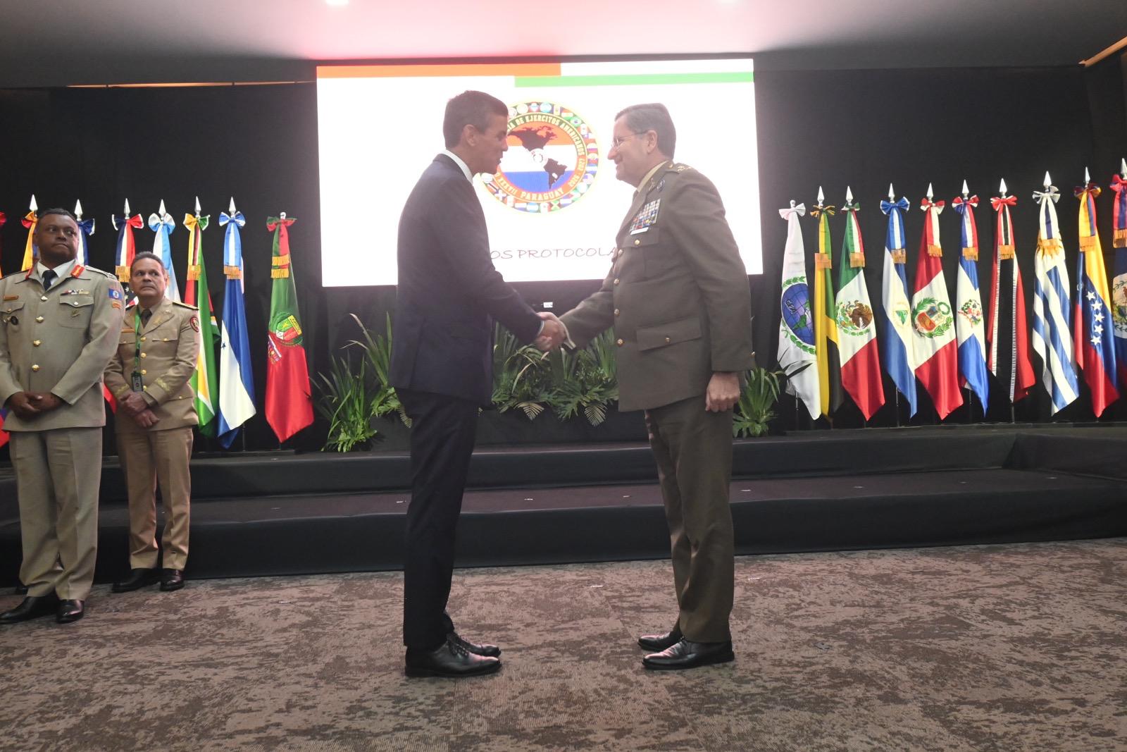  Presidente de la República del Paraguay Santiago Peña Palacios recibe al JEME