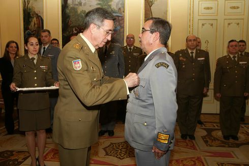 Acto de Imposición de condecoraciones a militares portugueses por los trabajos de mantenimiento en la frontera con España