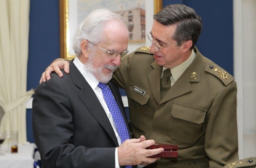 El JEME agradece a Forges su colaboración en los Premios Ejército