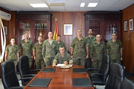 GEBRICAN durante la firma del Libro de Honor del Grupo Logístico XVI.
