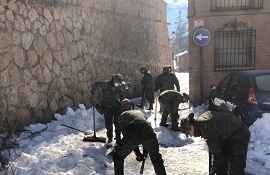 Los artilleros del GACAPAC limpiando las calles de Toledo