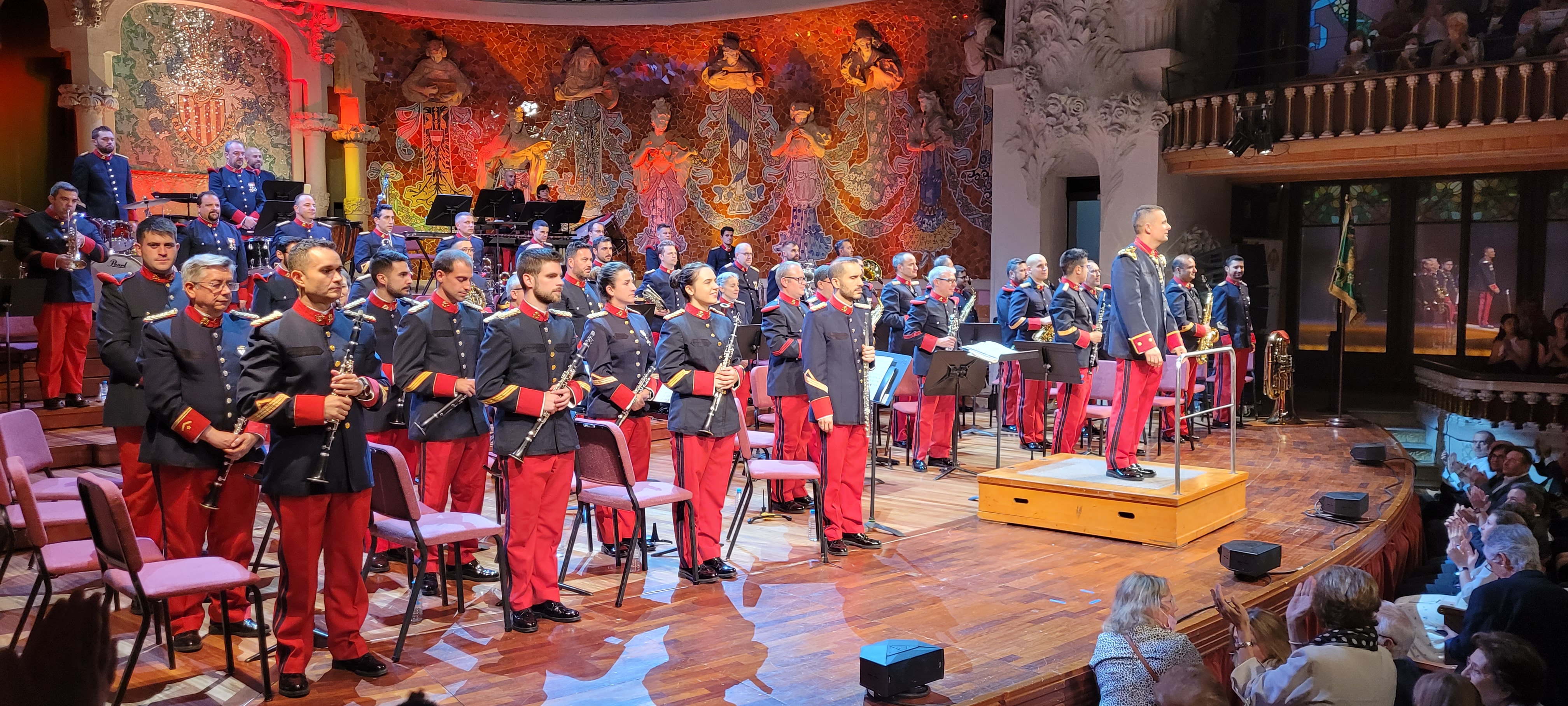 Unida de Música del Regimiento de Infantería Inmemorial del Rey recibiendo el aplauso del público.
