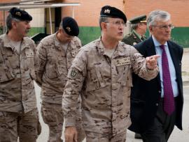 El fiscal con el general durante la visita