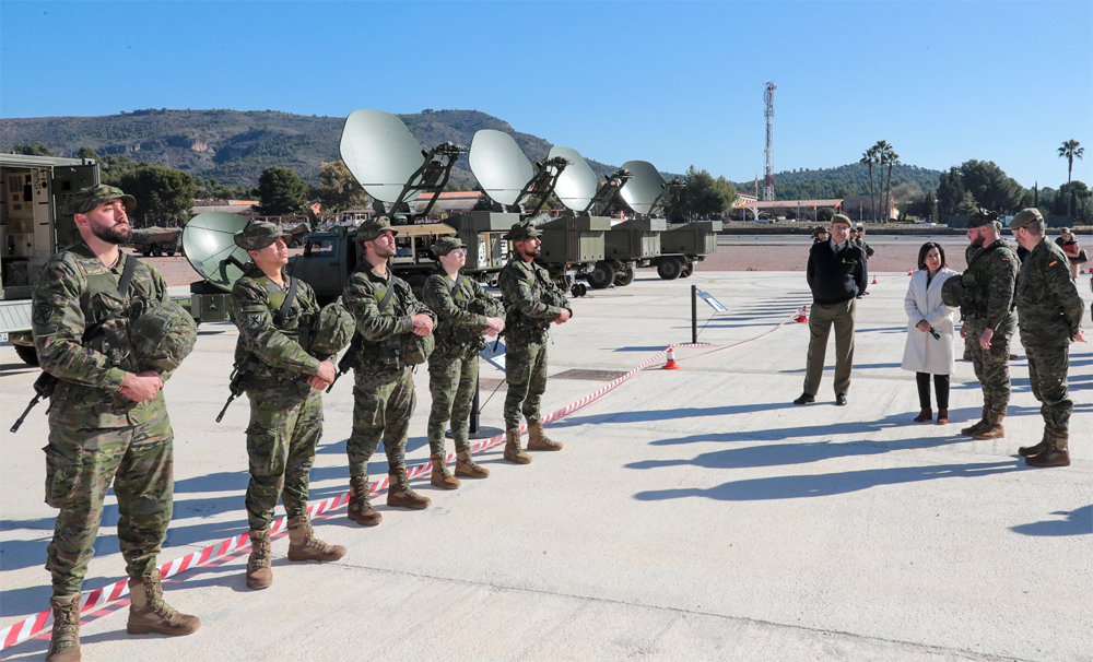 La ministra de Defensa y el JEME visitan las unidades de la base 'General Almirante'