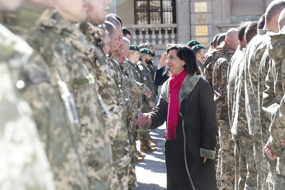 La ministra saluda a los militares ucranianos