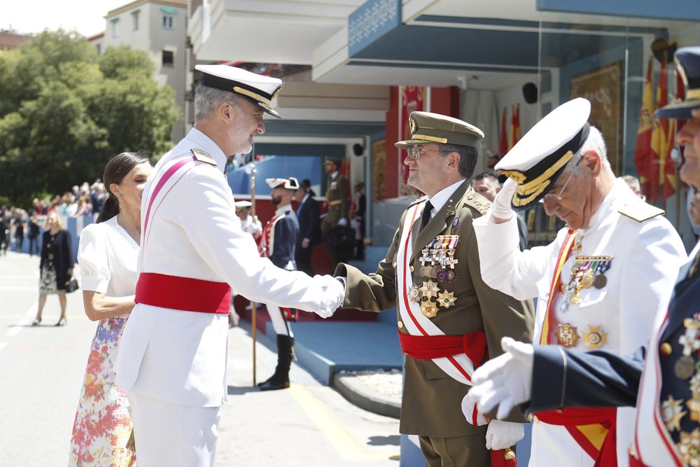 El Rey Felipe VI saluda al JEME