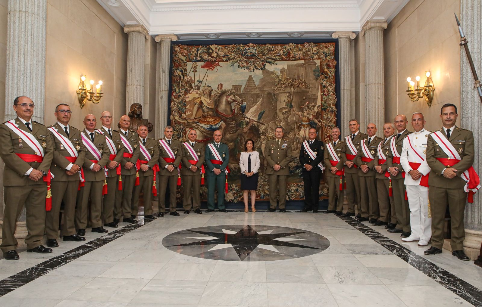 La ministra de Defensa impone las Grandes Cruces de la Real y Militar Orden de San Hermenegildo a altos mandos de las Fuerzas Armadas, Guardia Civil y Policía Nacional.