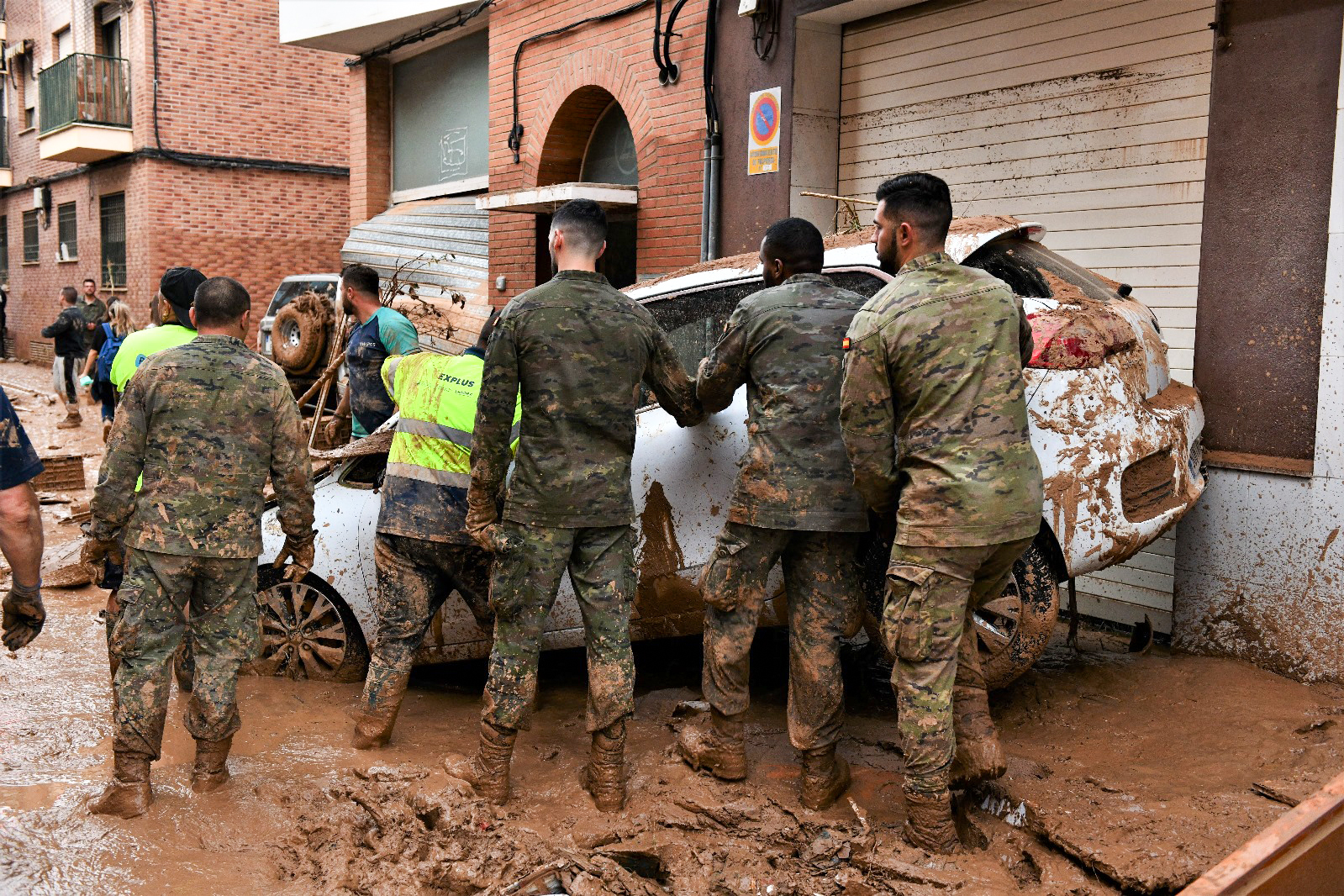 El Ejército de Tierra se vuelca en las labores de apoyo a la población afectada por las inundaciones de Valencia