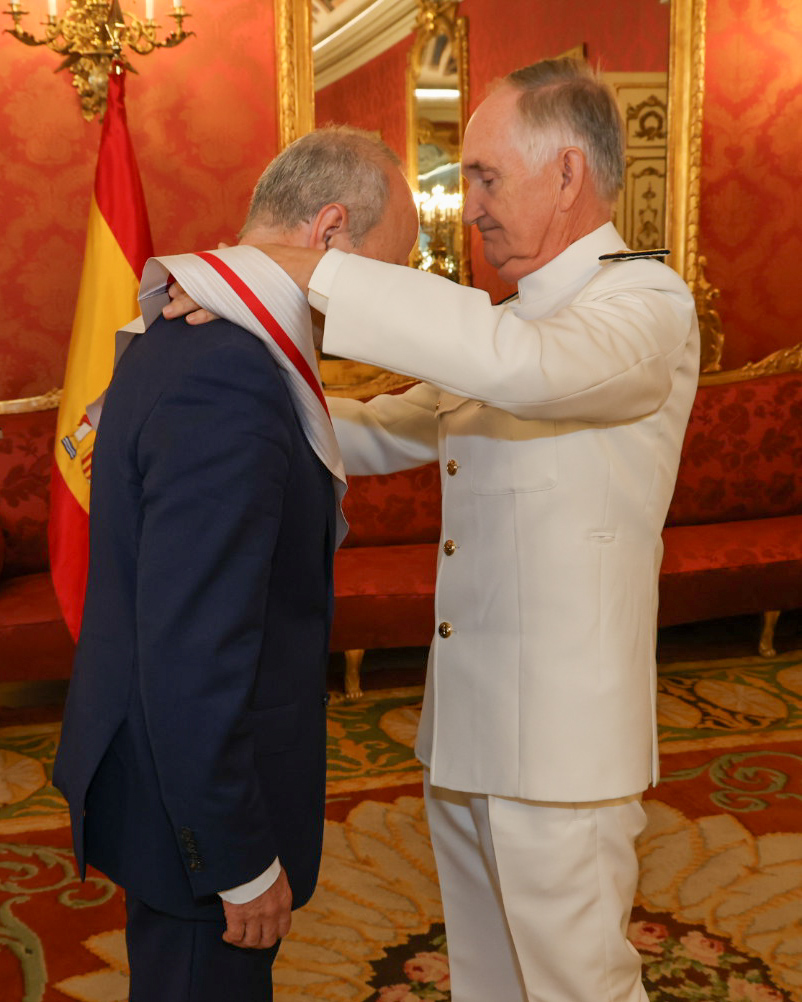 El SEGENPOL impone la banda de la Gran Cruz