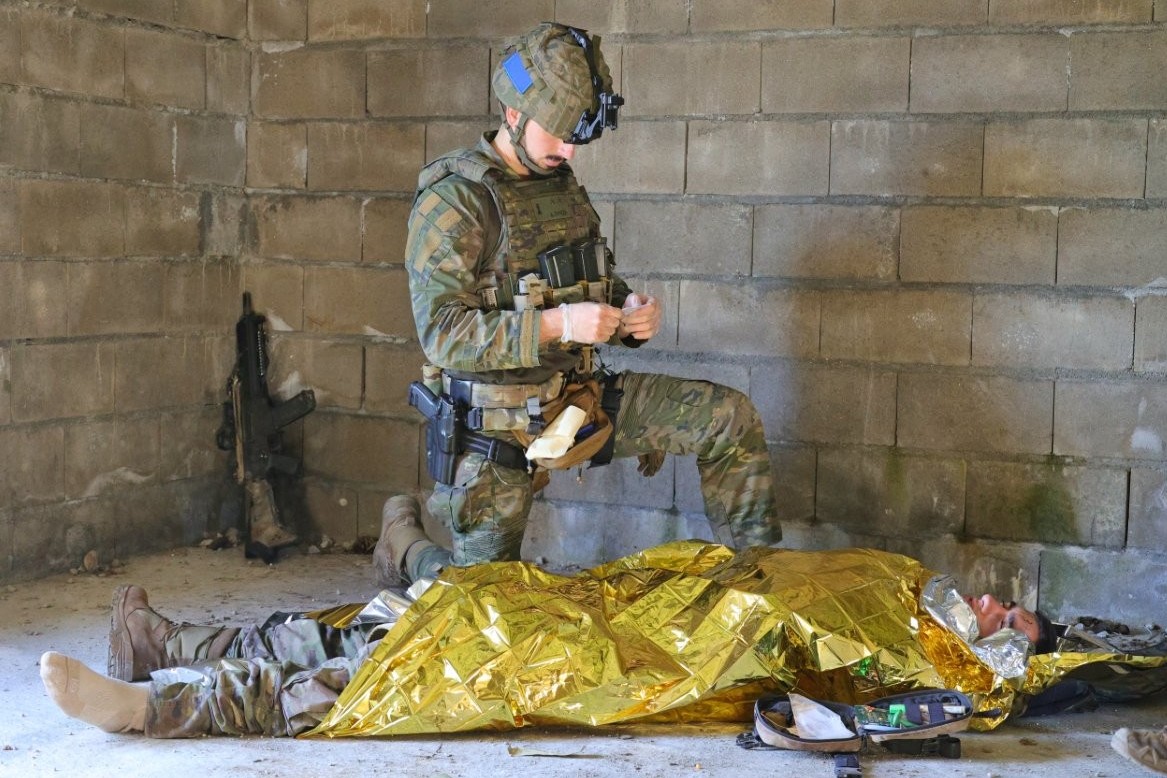 Un militar estabiliza a un compañero