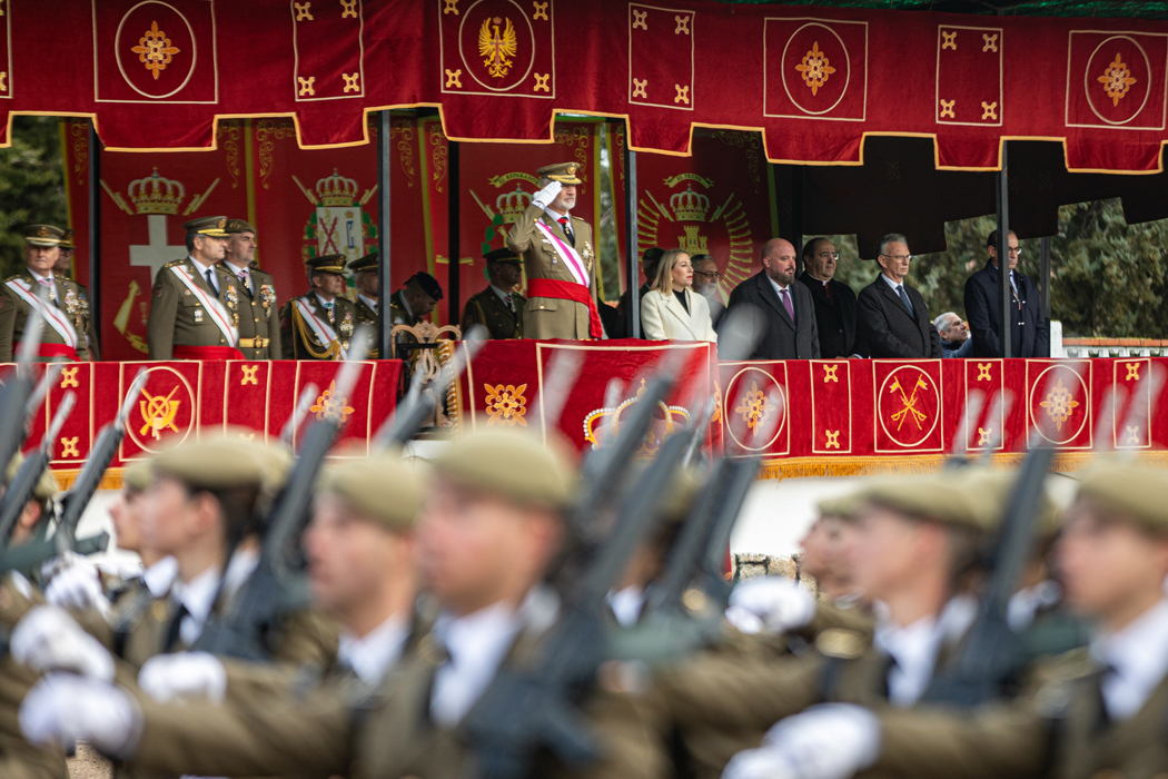 Los nuevos soldados desfilan ante el Rey