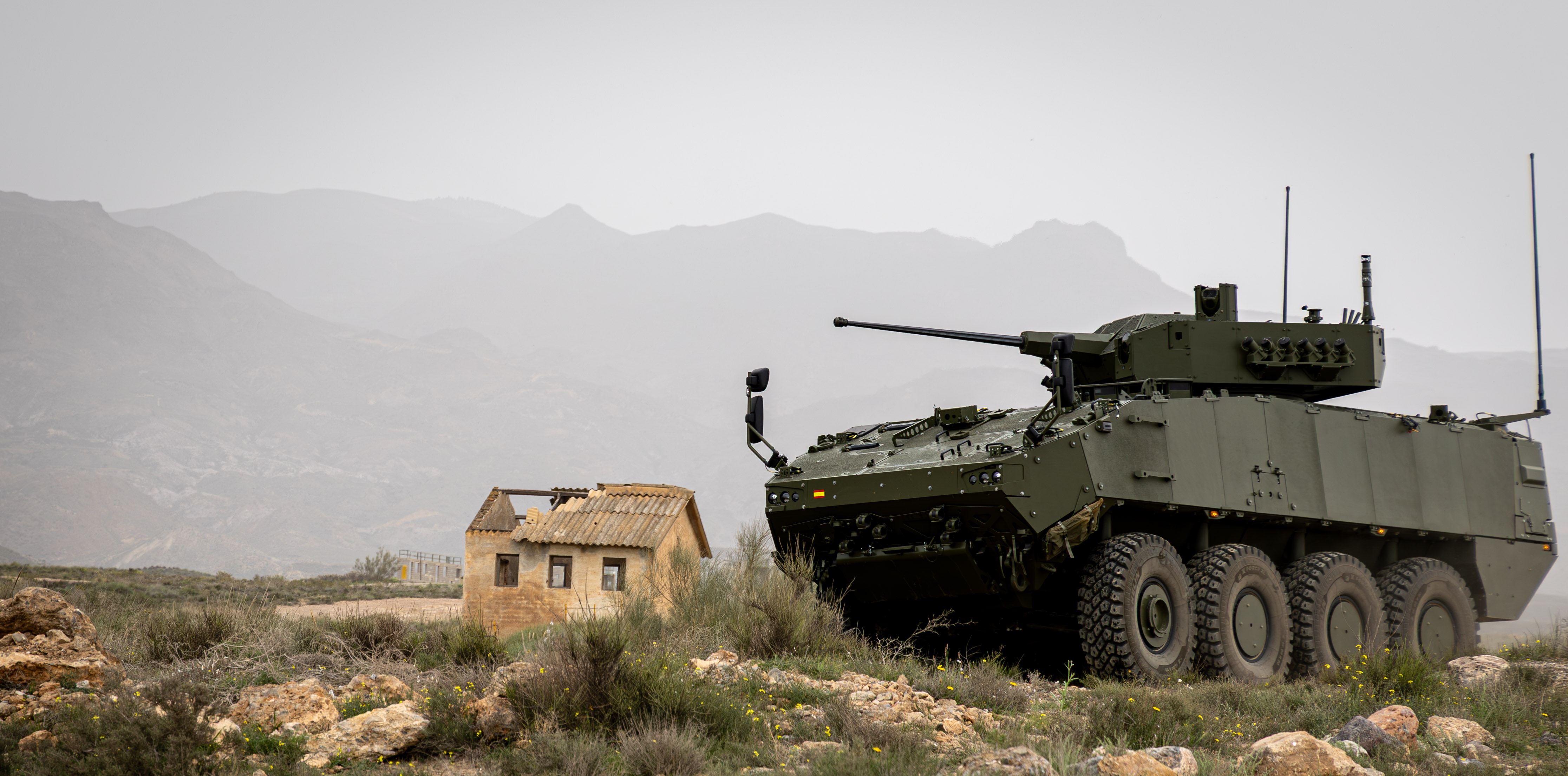 Vehículos VCR 8x8 Dragón y militares en formación