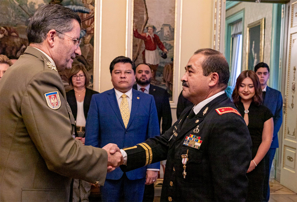 El JEME preside la imposición de la Cruz del Mérito Militar al general salvadoreño Edwin Juárez