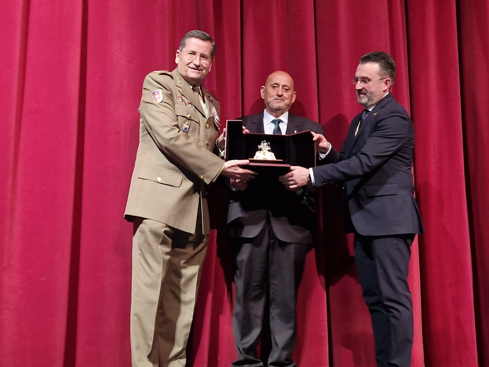 El JEME recibiendo el premio 'Virgen de la Salud'