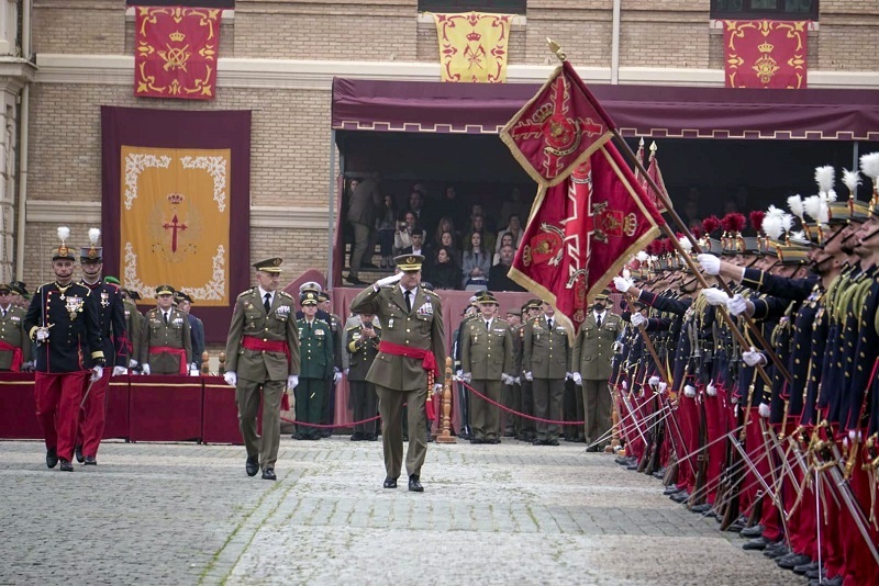 El JEME pasando revista a la formación