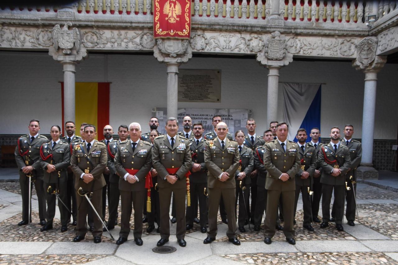 Imagen de grupo, el JEME, el DIAE y asistentes