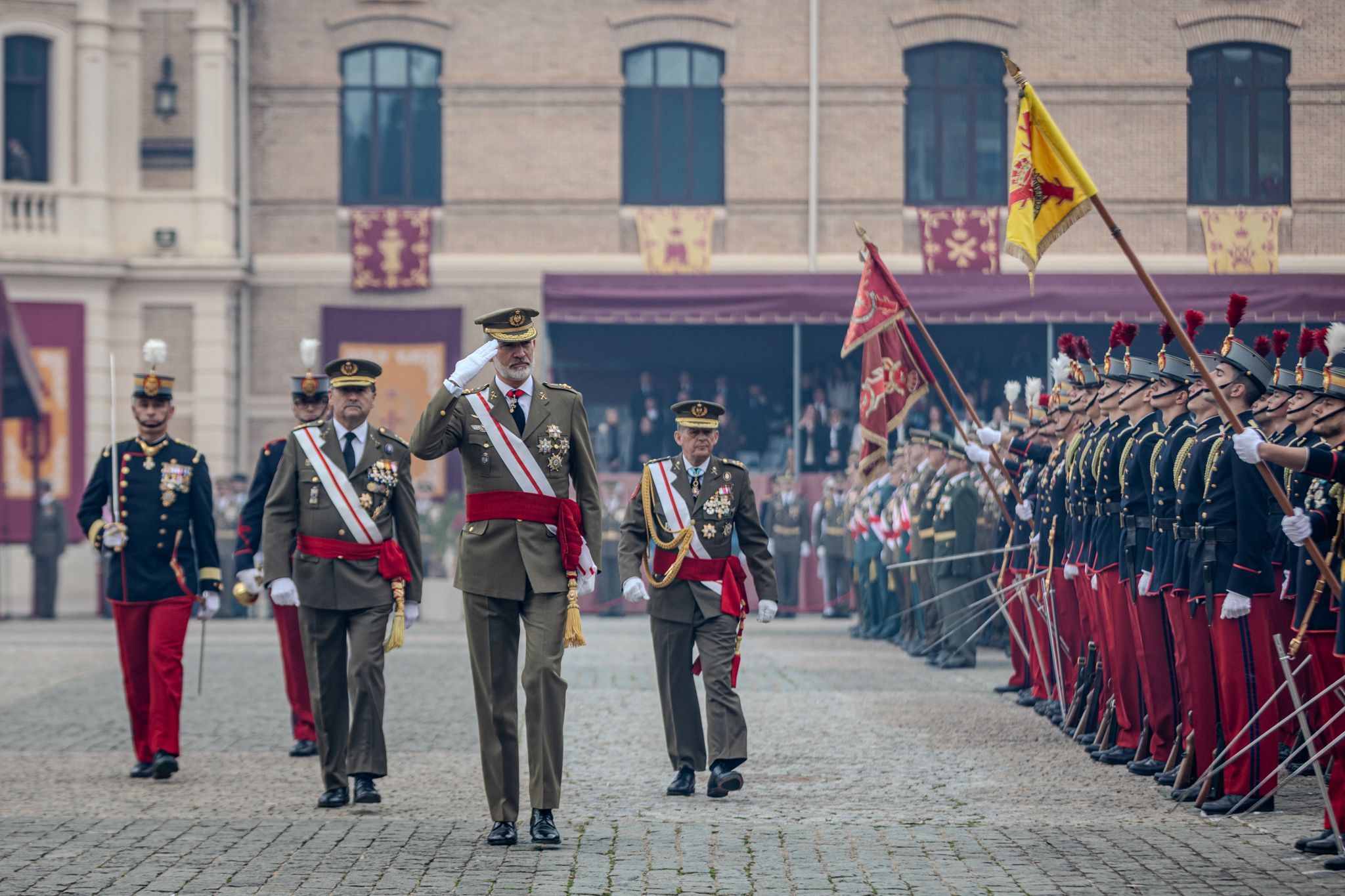 Su Majestad el Rey pasando revista